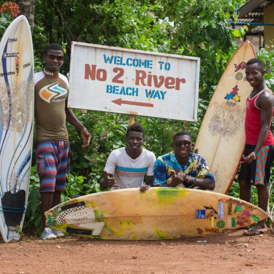 El Surf como forma de vida en la playa de Bureh, Sierra Leona